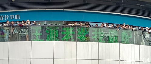 王源超人造型現(xiàn)身新節(jié)目錄制,內(nèi)搭是亮點(diǎn),狀態(tài)超好疑與新作有關(guān)